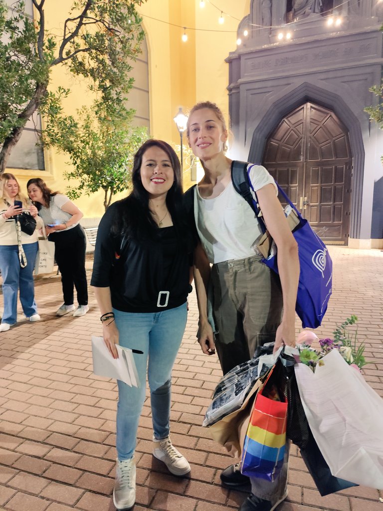 melvigav's tweet photo. Fui feliz! Valió la pena volar desde Bogotá 🇨🇴 hasta 🇪🇸 solo por conocer a @labelmontemarta poder decirle cuánto la admiro y cuánto su personaje nos representa 🏳️‍🌈 llevarle dulces y café ☕ de acá y además poder conocer a Isabel y Guillermo, qué lindos son!

#MartaEnCielos #Mafin https://t.co/sEEgHunO7b