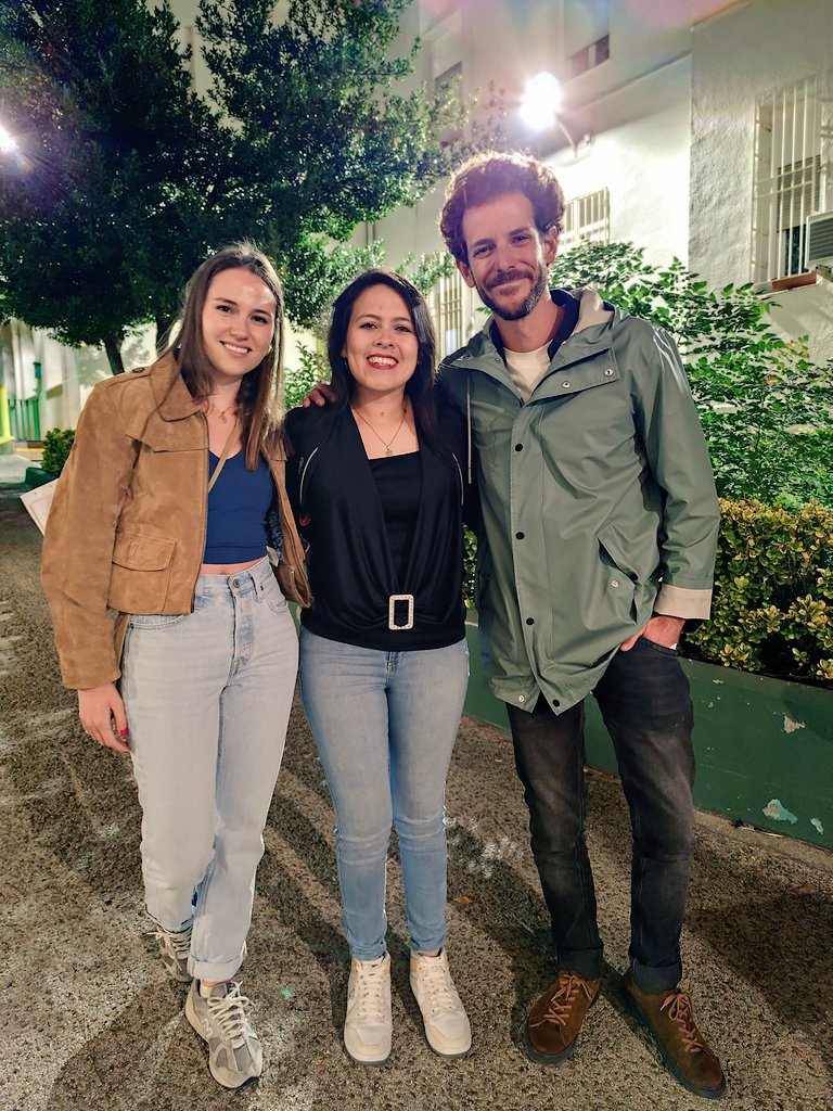 melvigav's tweet photo. Fui feliz! Valió la pena volar desde Bogotá 🇨🇴 hasta 🇪🇸 solo por conocer a @labelmontemarta poder decirle cuánto la admiro y cuánto su personaje nos representa 🏳️‍🌈 llevarle dulces y café ☕ de acá y además poder conocer a Isabel y Guillermo, qué lindos son!

#MartaEnCielos #Mafin https://t.co/sEEgHunO7b