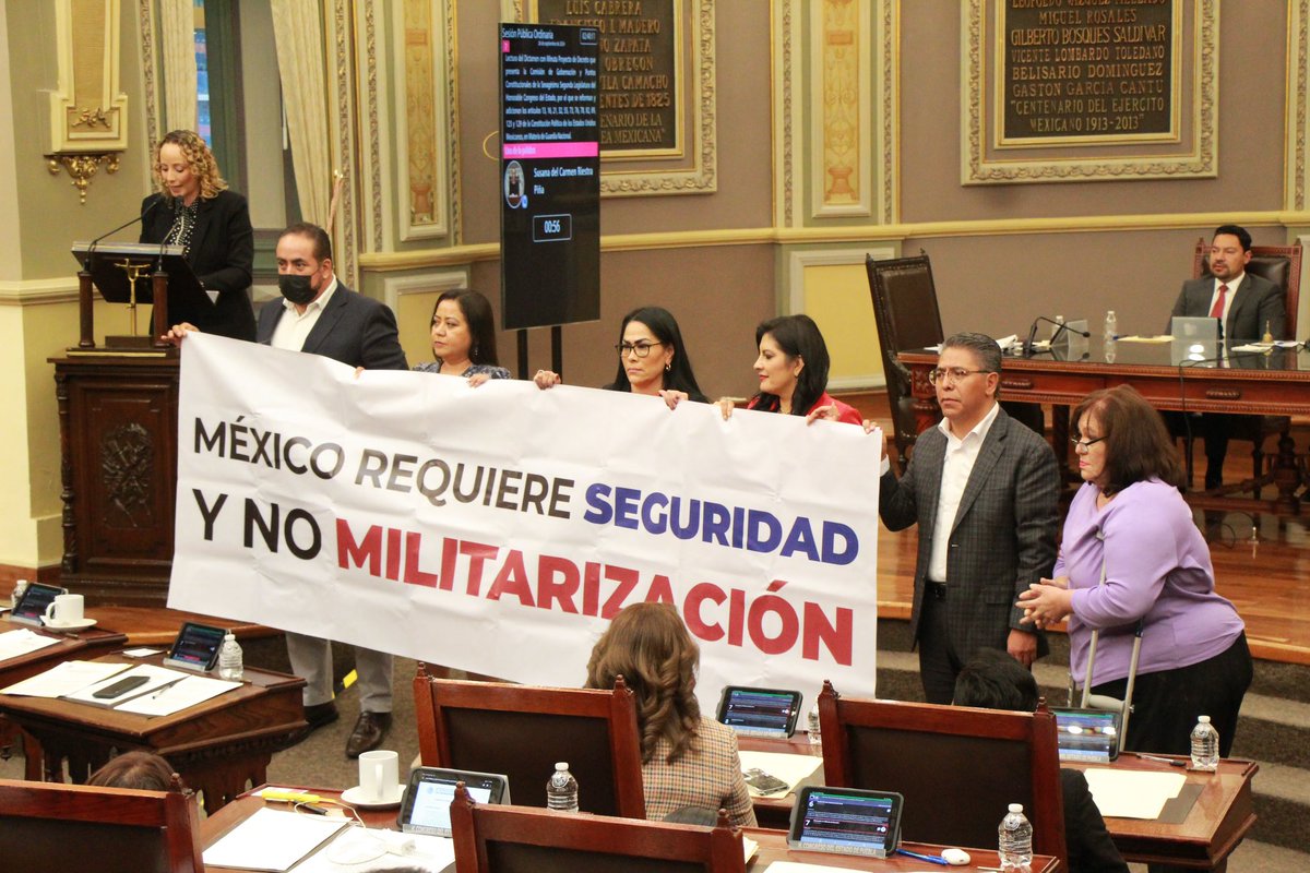 MarcosCastro40's tweet photo. En #AcciónNacional decimos que la reforma que transfiere el mando de la @GN_MEXICO_ a la @SEDENAmx no resuelve de fondo la crisis de inseguridad en la que está sumida el país.

Está estrategia, que militariza la seguridad pública, ha sido un rotundo fracaso, no es la respuesta para pacificar al país y es un retroceso en DDHH. 

#CongresoPuebla