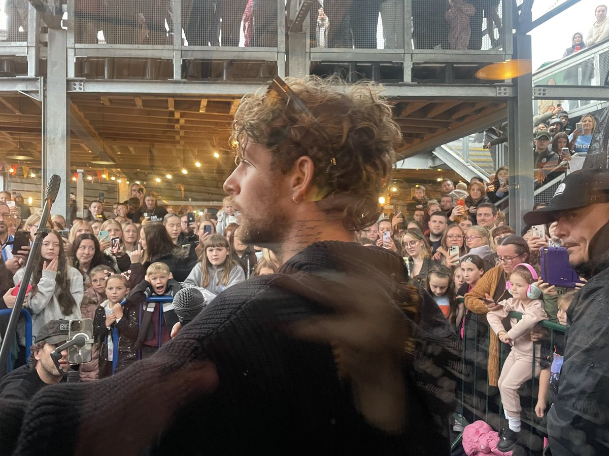 Hundreds flocked to <a href="/FargoVillage/">FarGo Village</a> in Coventry as <a href="/Tom_Grennan/">Tom Grennan</a> busked in aid of the <a href="/BigIssue/">Big Issue</a> 🤍