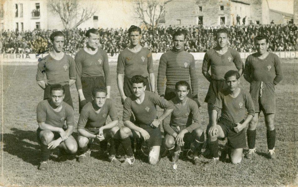 🕵️ Us imagineu un futbolista de Segona jugant amb una identitat falsa? Amb un nom inventat? Doncs sí, ha passat... i en el següent fil en revelem la identitat real 85 anys després!

Una història inèdita de guerra, fugues i prostíbuls i que passa per La Corunya, Múrcia o Lleida 👇