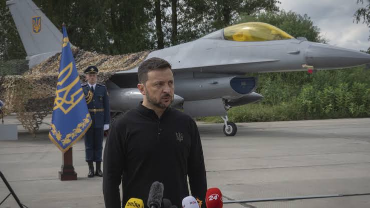 DOGDEGA's tweet photo. 🇺🇸🏴‍☠️🇺🇦🇪🇸🇳🇱 El fabricante del  F-16 ya ha enviado cartas a España,Países Bajos, y Dinamarca exigiendo que se detenga la transferencia de aviones a Ucrania por uso indebido y desprestigio de su reputación.
El escándalo no hace más que empeorar. La posición de Zelenski se ha visto🔜 https://t.co/dymCq2iwwE