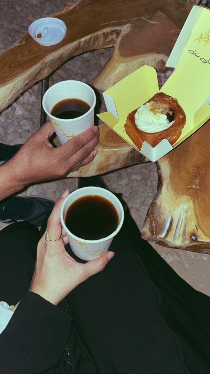 أنت مدهال الأماني وميزان الشعور 
 معك أواجه سُود الأيام وأغني لها..