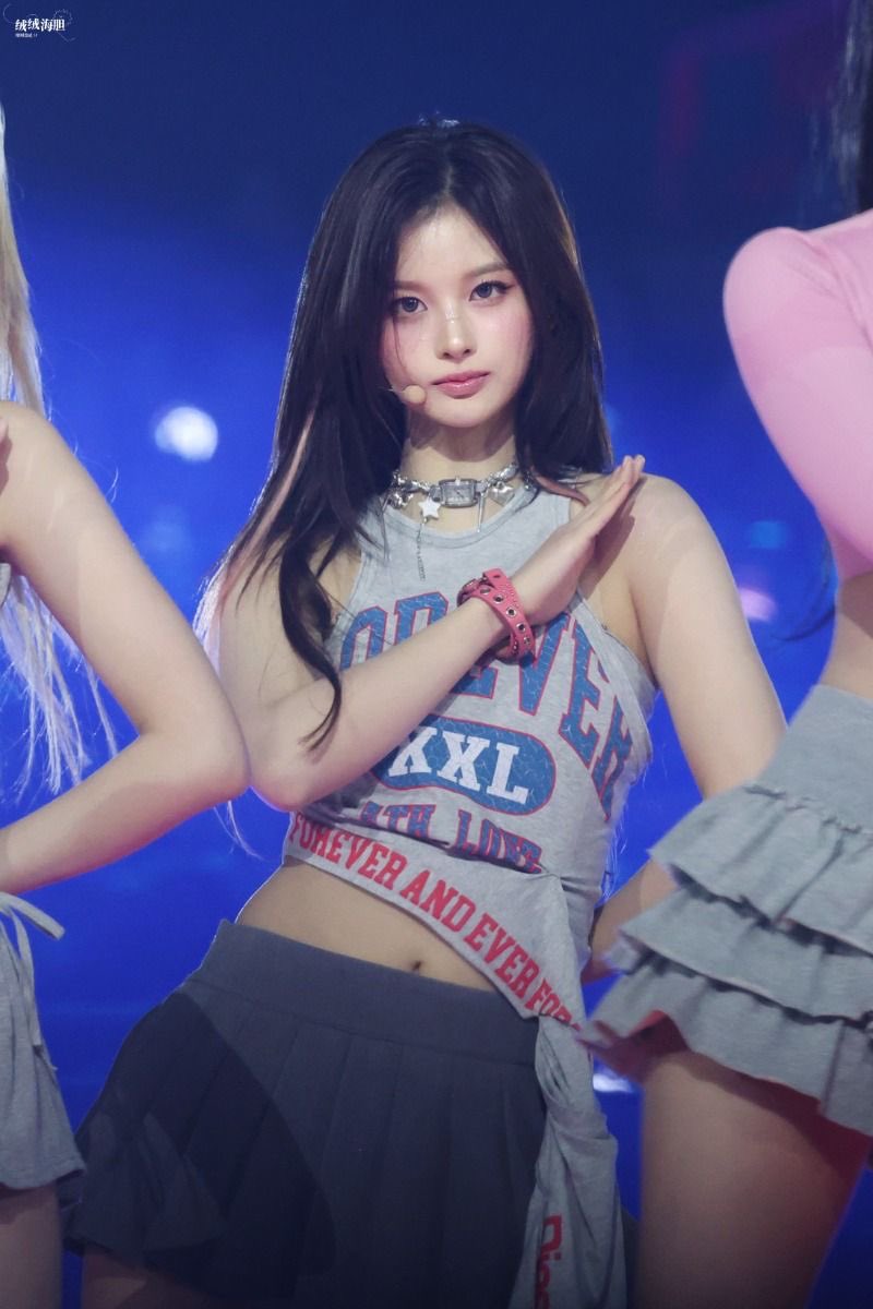 She picked up the phone #Callingallprettygirls #JENNIEisComing #SULLYOON