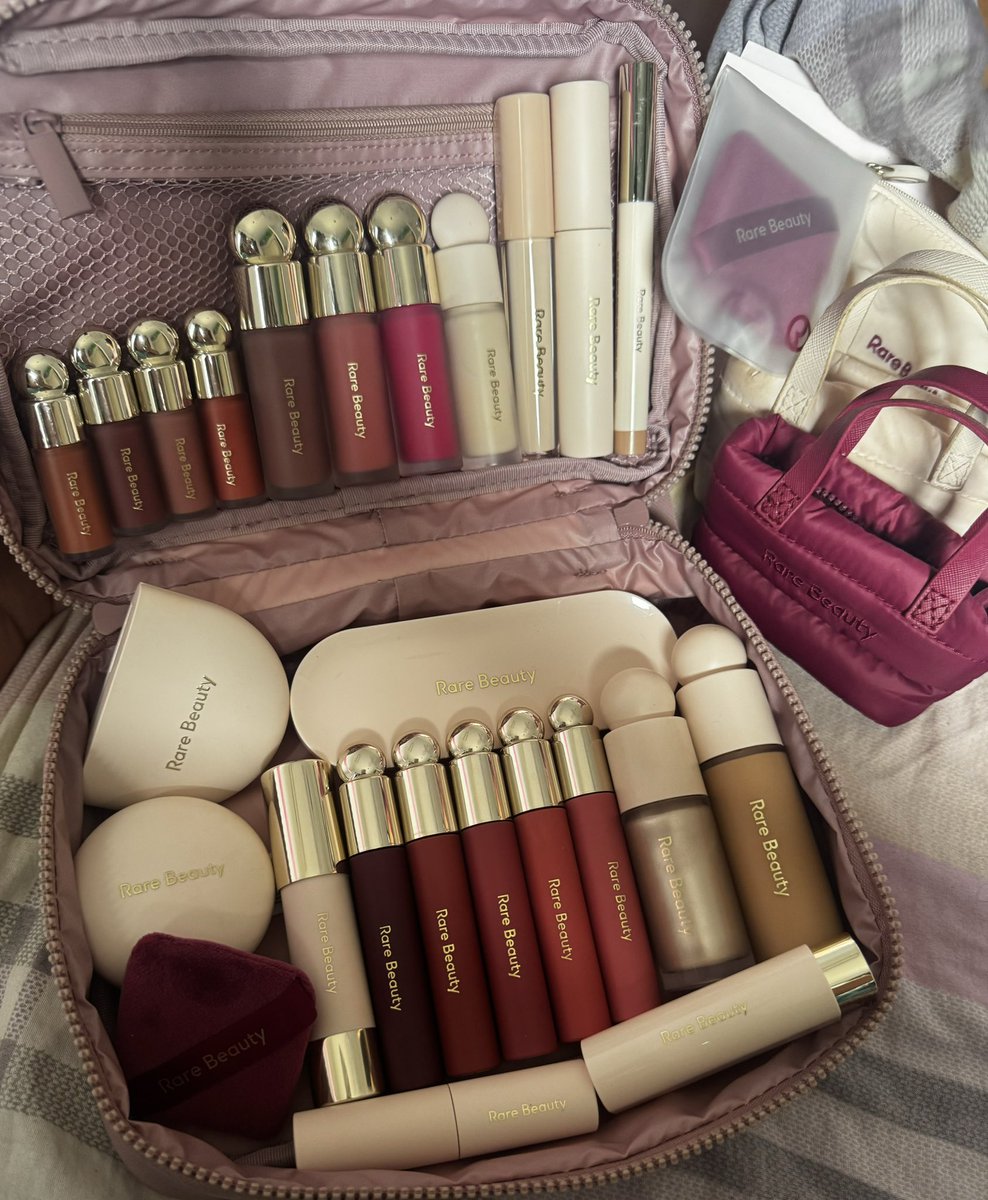 _Fatimamora_'s tweet photo. Todo es bellísimo y la verdad soy fan de Selena, y los productos son 10/10 @rarebeauty I Love you 🤍 https://t.co/xSS7S68SCc