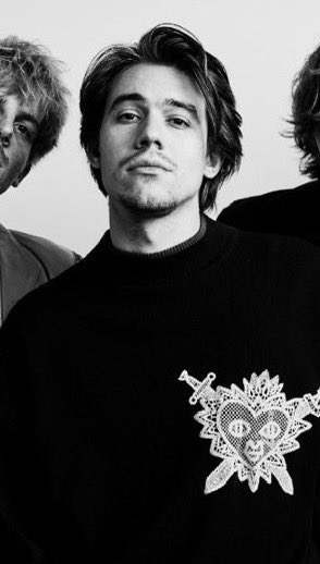 dariaendes's tweet photo. KILL ME FUCK I DONT KNOW I DONT EVEN KNOW WHAT TO SAY ARGSHHDGHSRRHHHHH WHY DOES HE LOOK SO FUCKING GOOD https://t.co/EGupXHr9C4