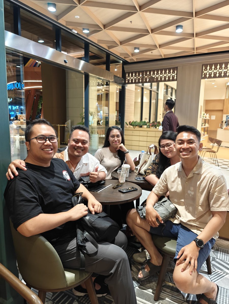 Reuni kepompong, walau kehadiran 50%. Hampir 10 tahun pertemanan ini berjalan. Omongannya udah macam orang tua, dari anak, rumah tangga, keuangan, investasi, sampai yang paling penting yaitu kesehatan.
Waktu ga terasa kalo udah sama mereka.