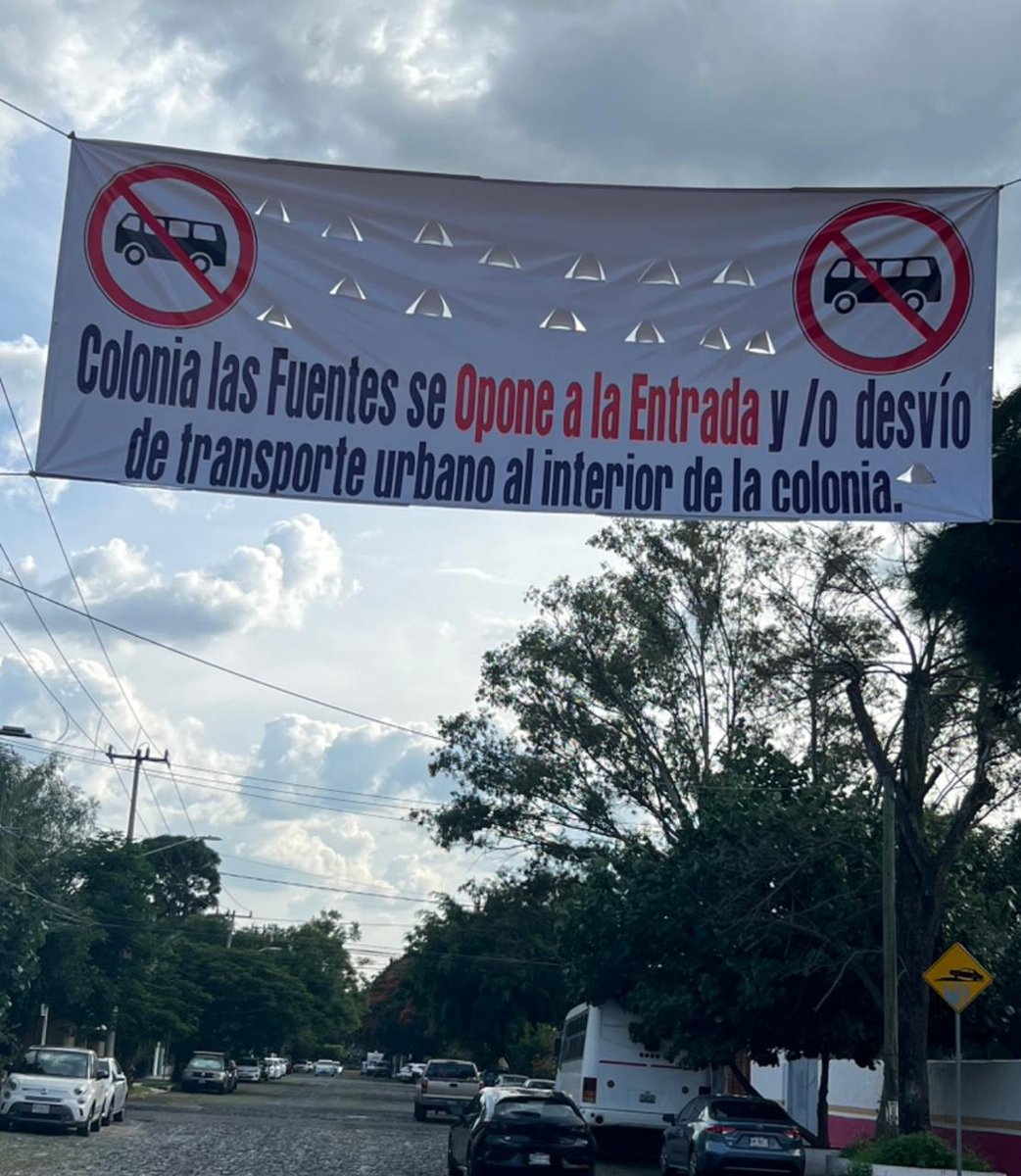 Colonia de Las Fuentes se opone a la entrada y /o desvío de transporte urbano al interior de la colonia. <a href="/MonrazDiego/">Diego Ⓜ️</a> <a href="/TransporteJal/">Secretaría de Transporte Jalisco</a> <a href="/MovilidadZap/">Movilidad Zapopan</a> <a href="/JaliscoVial/">Policía Vial Jalisco</a>