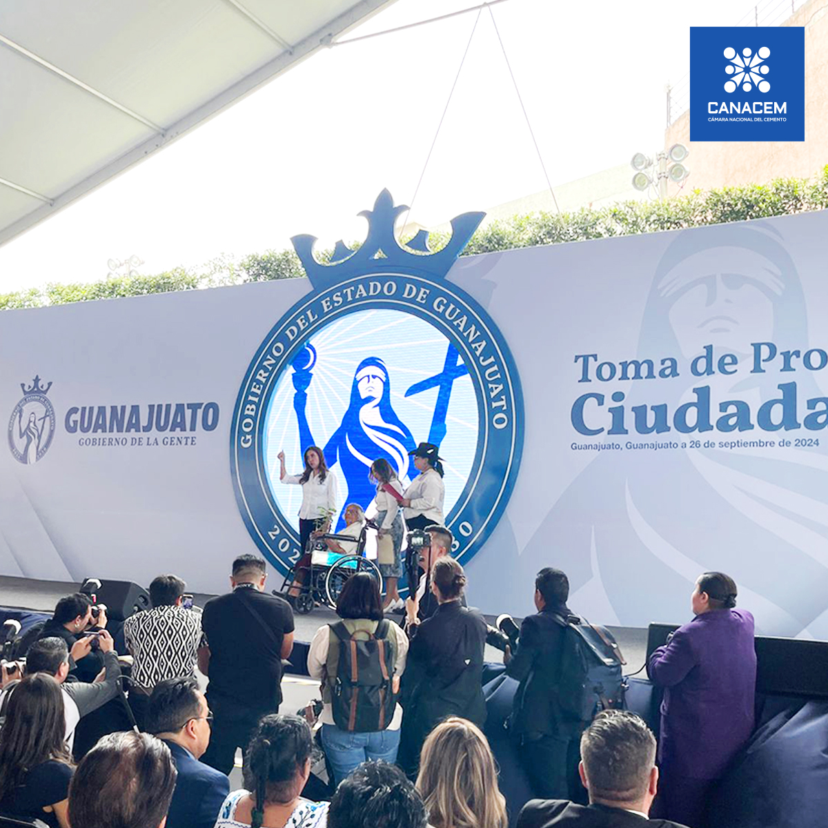 Canacem_Mx's tweet photo. Acompañamos como invitados especiales en su toma de protesta a la C. @LibiaDennise, la primera mujer en encabezar el @gobiernogto. Le deseamos mucho éxito en su gestión.
#CANACEMInforma https://t.co/jQ50TPW3Xw