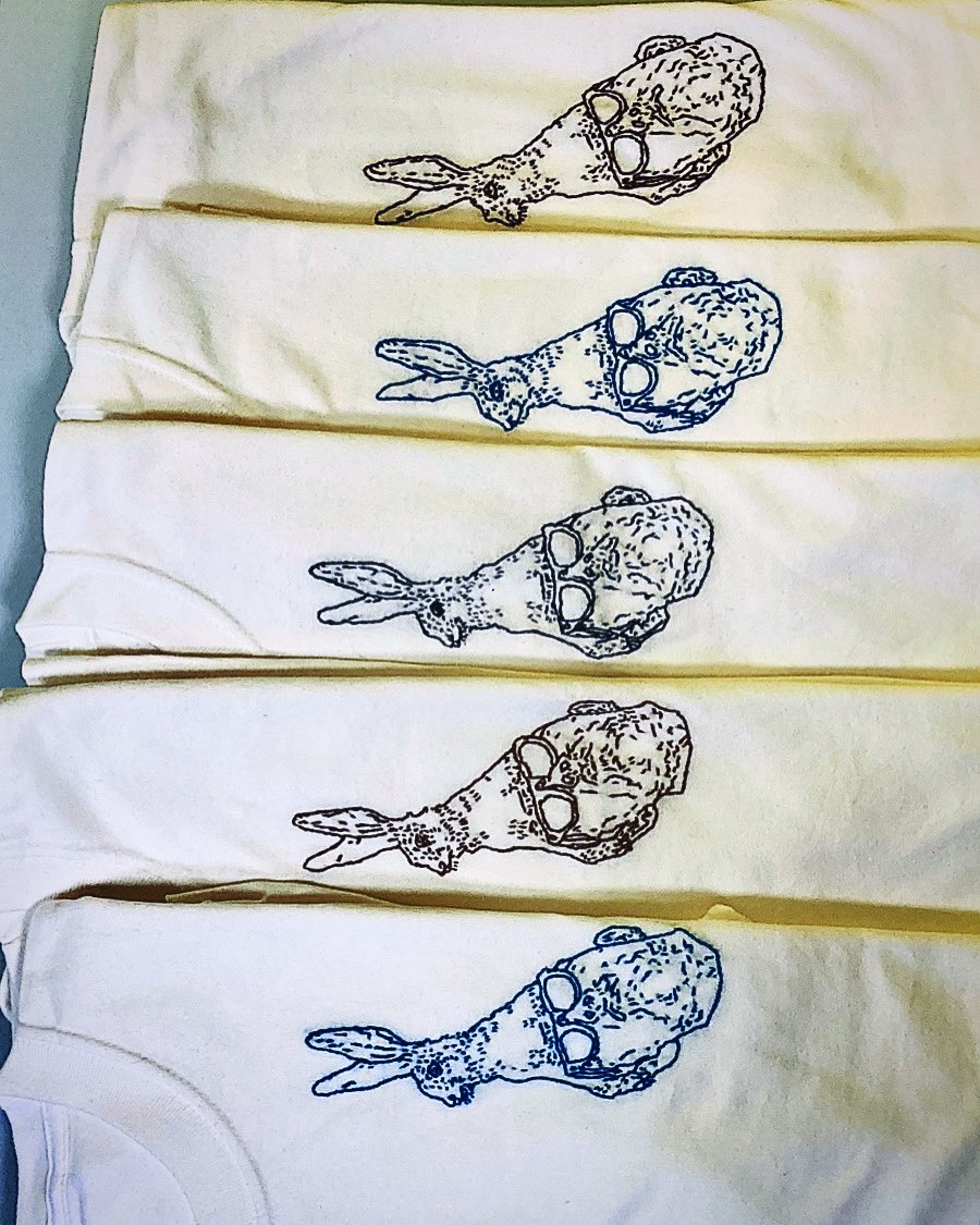 HermitProject's tweet image. 白のTシャツに手刺繍しました🪡
M、L、XLサイズです👕
#デザフェス#手刺繍#ハンドメイド#デザイン#ワンポイント#うさぎ#Tシャツ#デザインアート#洋服#デザインフェスタ#刺繍#オリジナル#一点物
 #designfest #handembroidery #handmade  #rabbit #tshirt #designart #clothes#embroidery#originalart