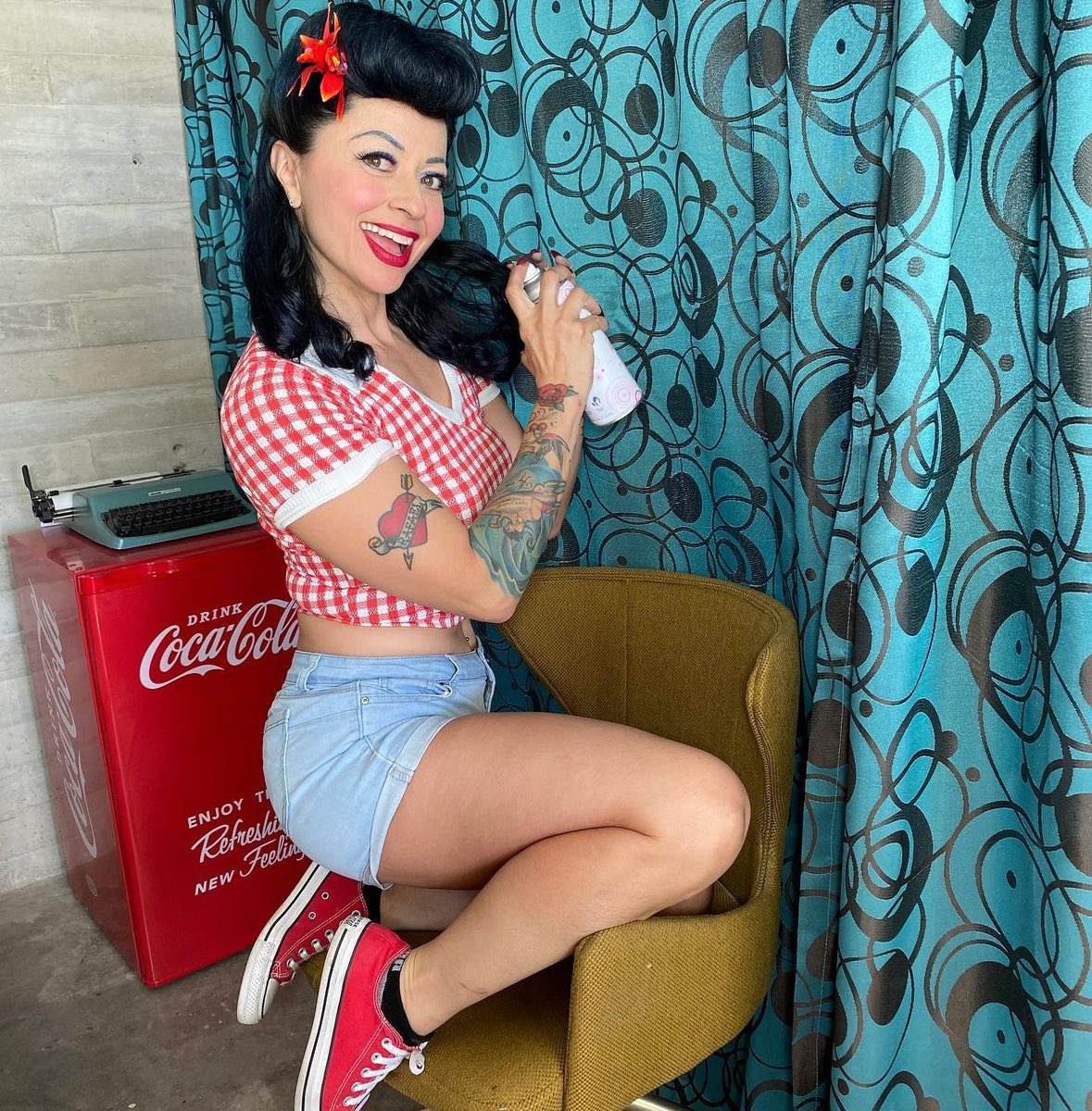 bbuchanan007's tweet photo. Pinup Brenda Buchanan 
Alto copete  vintage https://t.co/mFDR9agiKY