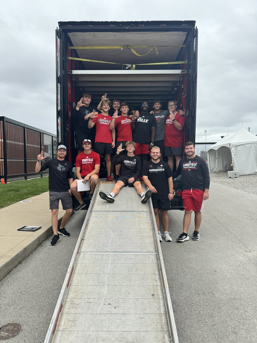 UofLEquipment's tweet photo. First truck load of the season is complete! Couldn’t do it without our amazing student managers. We will see you all at Notre Dame! #GoCards https://t.co/bJIDwCrkRq