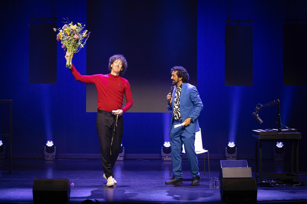 Vanavond stond Merijn Scholten met Team Solo voor de 24e keer bij ons. Nooit eerder in de geschiedenis heeft een debuutvoorstelling zo vaak voor een uitverkochte Komedie gestaan. Mede hierom werd hij geëerd met het Zilveren Raampje. 

dekleinekomedie.nl/nieuws/262/zil…

📷 Anne Reitsma