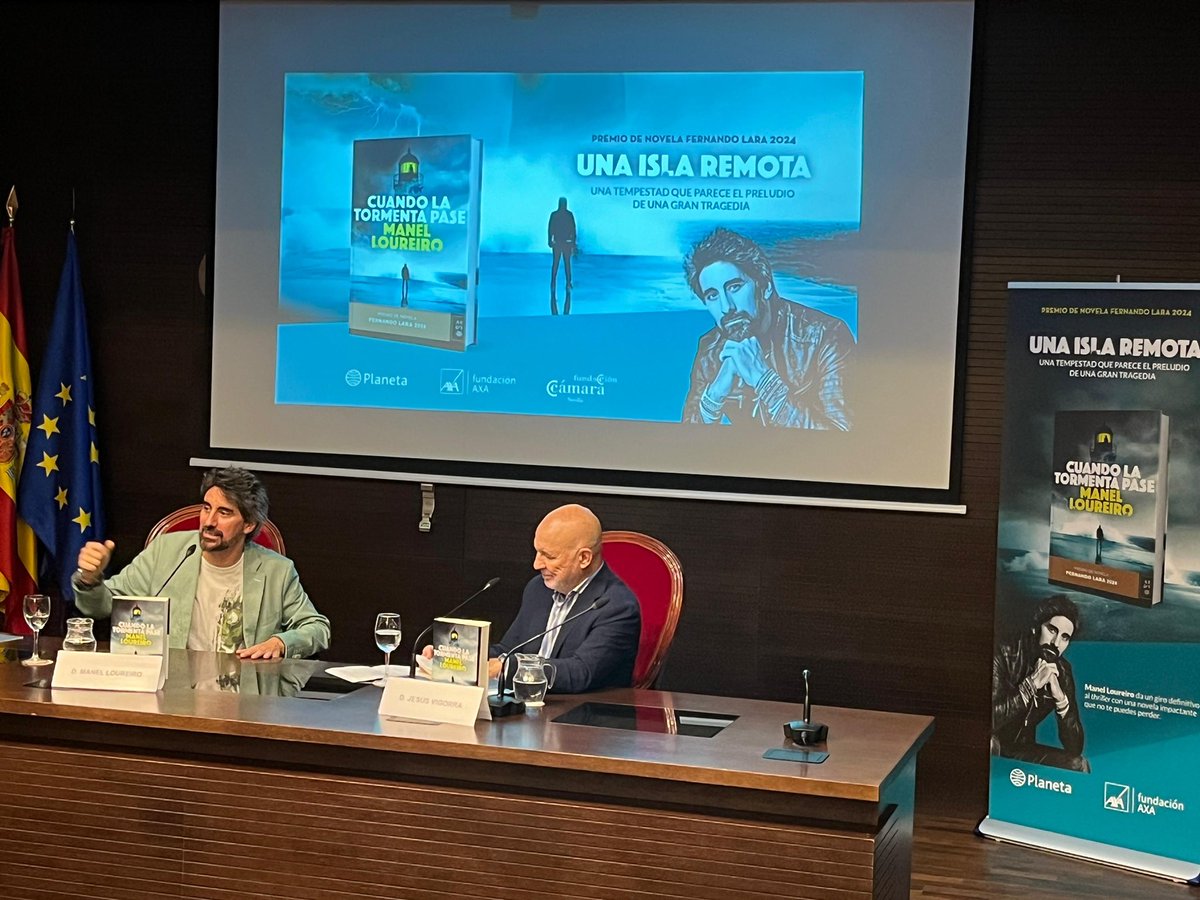 FundacionAXA's tweet photo. ✨Noche literaria en Sevilla para presentar la novela ganadora del #PremioFernandoLara2024, “Cuando la tormenta pase” de @Manel_Loureiro que ya va por su séptima edición. 📖🤩

@Planetadelibros 
@edit_planeta 
💙 https://t.co/2UMBdOf75S