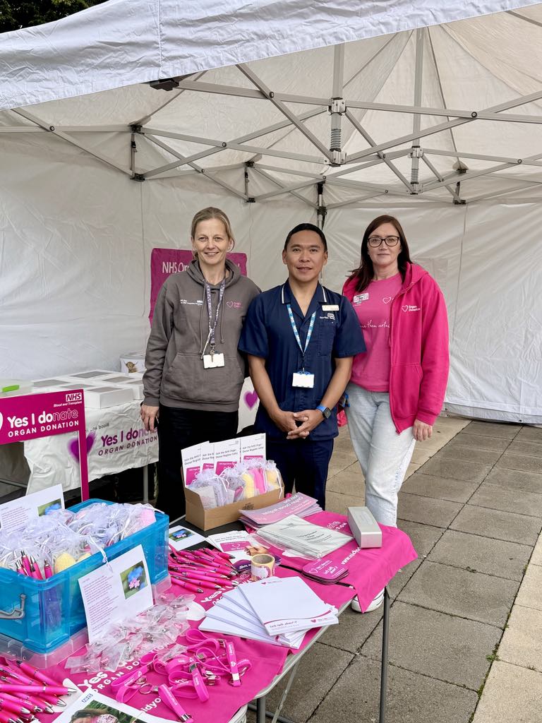 Our organ donation team -<a href="/razdy/">R A Z D Y</a> <a href="/anne_appleby/">anne_appleby</a> <a href="/BuglassHelen/">Helen Buglass</a> getting ready for yesterday's organ donation celebration event <a href="/MidYorkshireNHS/">Mid Yorkshire Teaching NHS Trust</a> #organdonationweek