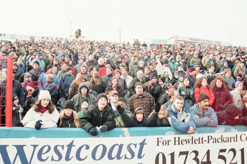 robertmdaws's tweet photo. ELM PARK ,,,, @ReadingFC fans at Elm Park for Reading v #MUFC January 1996