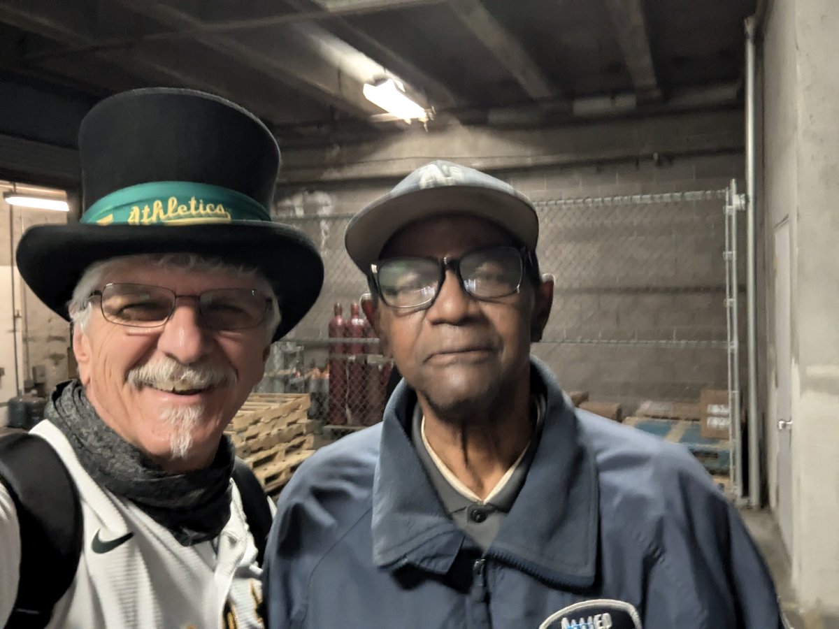 TopHatt60's tweet photo. #atthecoliseum https://t.co/8Afb6FVUst