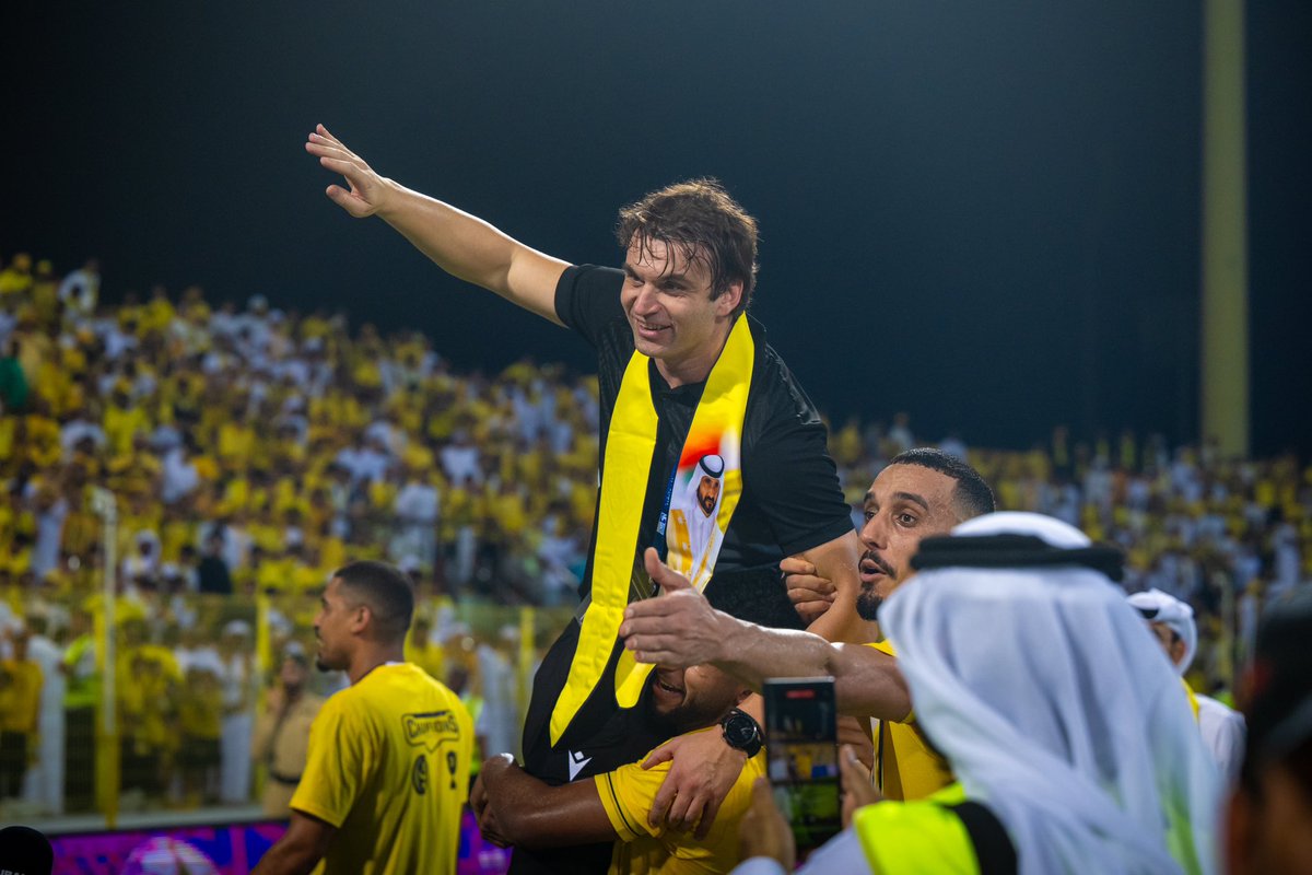alhatt7's tweet photo. ميلوش يعاقب الجميع بطريقته الخاصة يلعب كيف يشاء ليثبت لهم أنهم لم يعملوا و إن كنت تريد المنافسة على البطولات فعليك أن تعمل فشعار One Family لا يأتي بالبطولات و إنما المثابرة و الإصرار على النجاح هو مفتاح التفوق الشعور بما أنجزنا يجب أن يحذف من الذاكرة لمواصلة النجاح https://t.co/sCnXPpwv4x