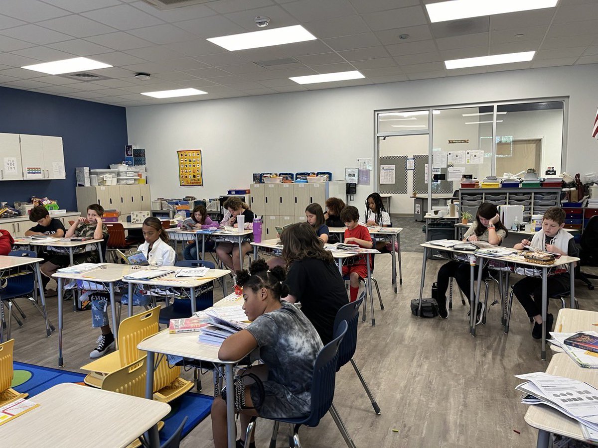 𝐃𝐫𝐨𝐩 𝐄𝐯𝐞𝐫𝐲𝐭𝐡𝐢𝐧𝐠 𝐚𝐧𝐝 𝐑𝐞𝐚𝐝 𝐃𝐚𝐲 <a href="/yorkelemeagles/">York Elementary</a> with Ms. Reeves’ class! #SPSreadtosucceed <a href="/klmalley/">Kara Malley</a>
