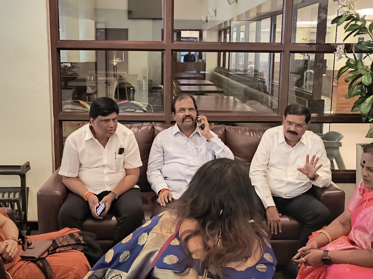 SantoshSoundan1's tweet photo. आढावा बैठक; भोसरी, चिंचवड विधानसभा !

विधानसभा निवडणुकीच्या पार्श्वभूमीवर शिवसेना (उद्धव बाळासाहेब ठाकरे) पक्षाची चिंचवड आणि भोसरी विधानसभा मतदारसंघातील महिला पदाधिकाऱ्यांची आढावा बैठक संपन्न झाली. यादरम्यान विधानसभा निवडणुकीच्या अनुषंगाने विविध विषयांवर संवाद साधत चर्चा झाली. https://t.co/Mv00l6jKp6