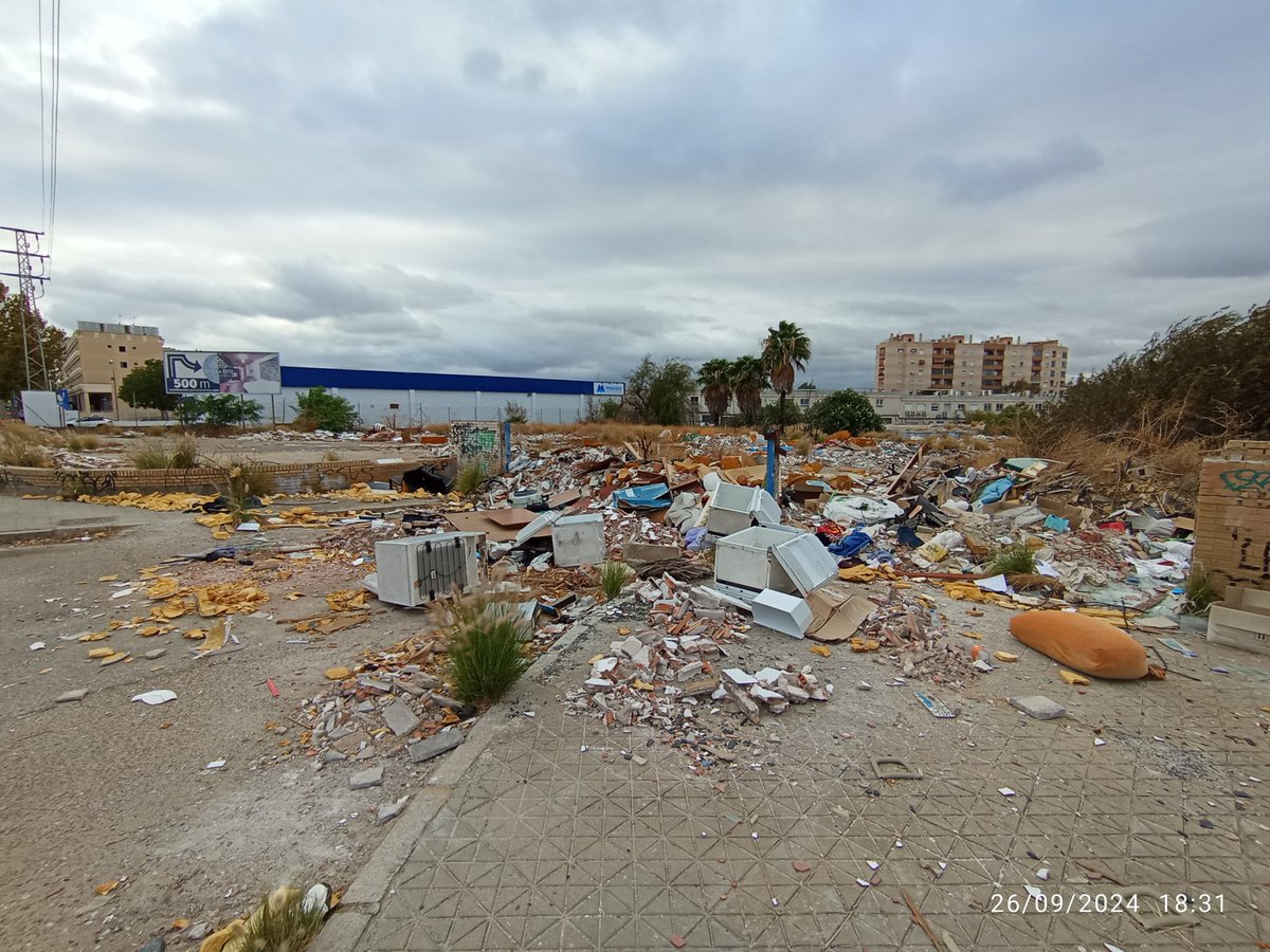LaVibodita's tweet photo. Calle #Secoya
#ParqueAlcosa
El #PuntoLimpio pirata sigue igual
Tanto trabajo cuesta exigirle al dueño de la parcela vallarla, @Ayto_Sevilla
Cuanto nos cuesta a los sevillanos mandar cada 2x3 a @LipasamSevilla a limpiar?
Aparte de lo insalubre que es
@DtoEsteAlcTorre tomen nota https://t.co/FePkBIxy6x