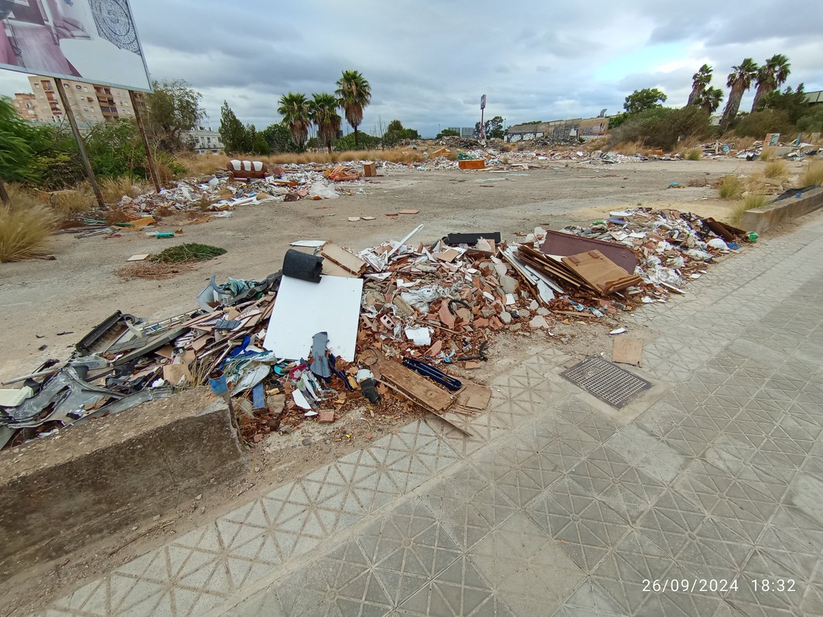 LaVibodita's tweet photo. Calle #Secoya
#ParqueAlcosa
El #PuntoLimpio pirata sigue igual
Tanto trabajo cuesta exigirle al dueño de la parcela vallarla, @Ayto_Sevilla
Cuanto nos cuesta a los sevillanos mandar cada 2x3 a @LipasamSevilla a limpiar?
Aparte de lo insalubre que es
@DtoEsteAlcTorre tomen nota https://t.co/FePkBIxy6x