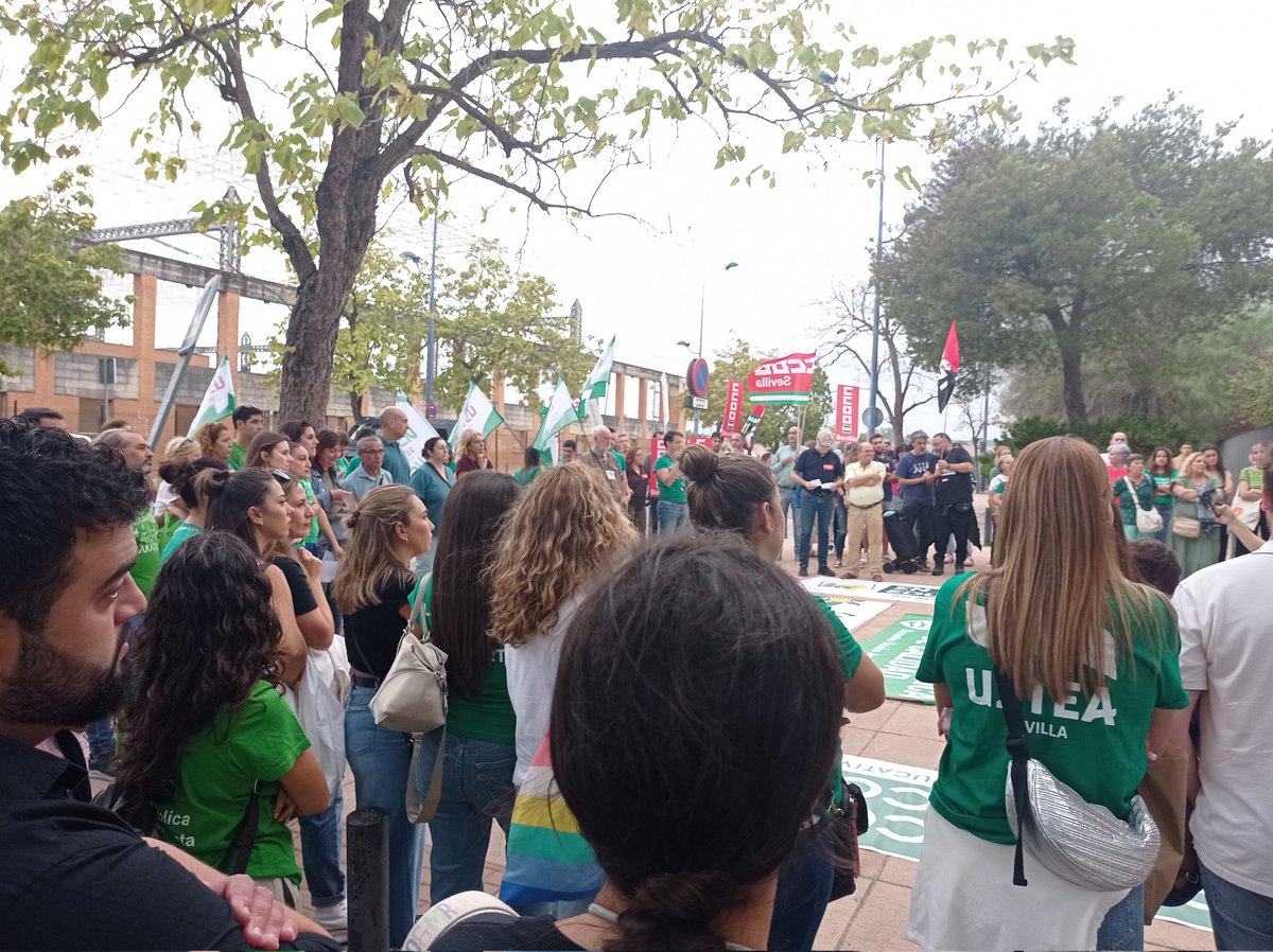 usteaeducacion's tweet photo. USTEA presente en la concentración por la #EducaciónPública convocada por @MVerdeAndaluza 

#BajadadeRatios
#AumentodePlantillas https://t.co/NO5PrxoZ9s