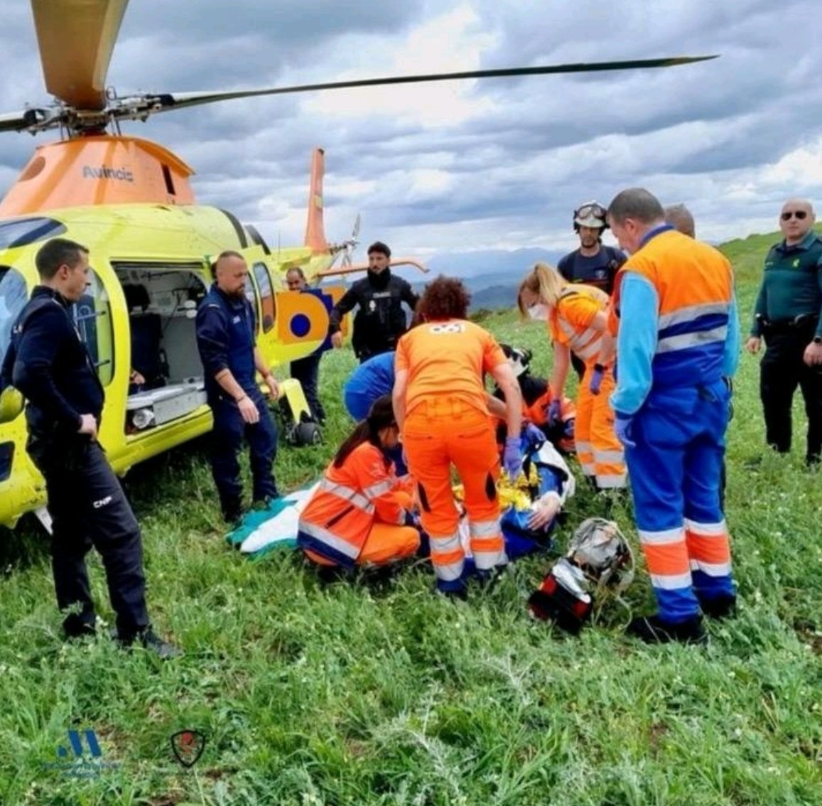 fayusob's tweet photo. El Servicio Andaluz de Salud (SAS), a través del Centro de Emergencias Sanitarias 061, ha realizado la vigésima transfusión sanguínea en el ámbito extrahospitalario en Andalucía, durante la atención a un paciente herido en un accidente de tráfico. El Centro de Emergencias Sanitarias 061 movilizó al helicóptero sanitario del 061 ante la necesidad inmediata de transfusión sanguínea. Este hito demuestra la capacidad de los helicópteros de 061 para trasladar componentes sanguíneos dentro del proyecto TREX.
La actuación conjunta de los sanitarios y la posibilidad de contar con un banco de sangre móvil en el equipo aéreo del 061 de Málaga, permitió mejorar y estabilizar al paciente que al que se le administraron tanto bolsas de sangre como fibrinógeno. Desde el centro coordinador de urgencias y emergencias 061 se activó al mismo tiempo el código trauma al Hospital de NeuroTraumatología y Rehabilitación de Granada, donde fue trasladado el paciente en helicóptero.
Esta transfusión es la vigésima que realizan los profesionales sanitarios del equipo aéreo de Málaga donde ya está activo el procedimiento de Transfusión de componentes sanguíneos en emergencias extrahospitalarias (TREX) para implementar el uso de concentrados de hematíes en el medio extrahospitalario. @saludand