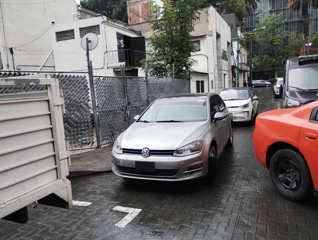 SSiga20's tweet photo. @UCS_GCDMX otra vez los señores policías dueños de la calle Verna en la zona rosa se paran dejan su carro y los tiene uno que esperar a que salgan que paso sr. Secretario no que ya había acabado todo esa prepotencia con los policías https://t.co/LNThrPksez