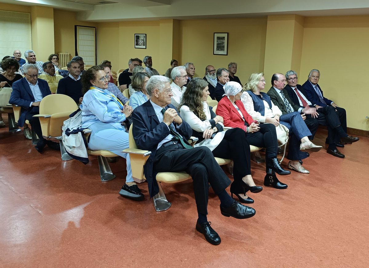 "¿De que murió Quevedo?", el Dr. Fernando Vázquez nos acerca la época de Quevedo y la mencion a la Medicina y sus enfermedades en su obra literaria y epistolar.
📷1. Dres. Fernando Vázquez,  Elisa Seijo, Concepción Saavedra y Juan Sebastián López - Arranz