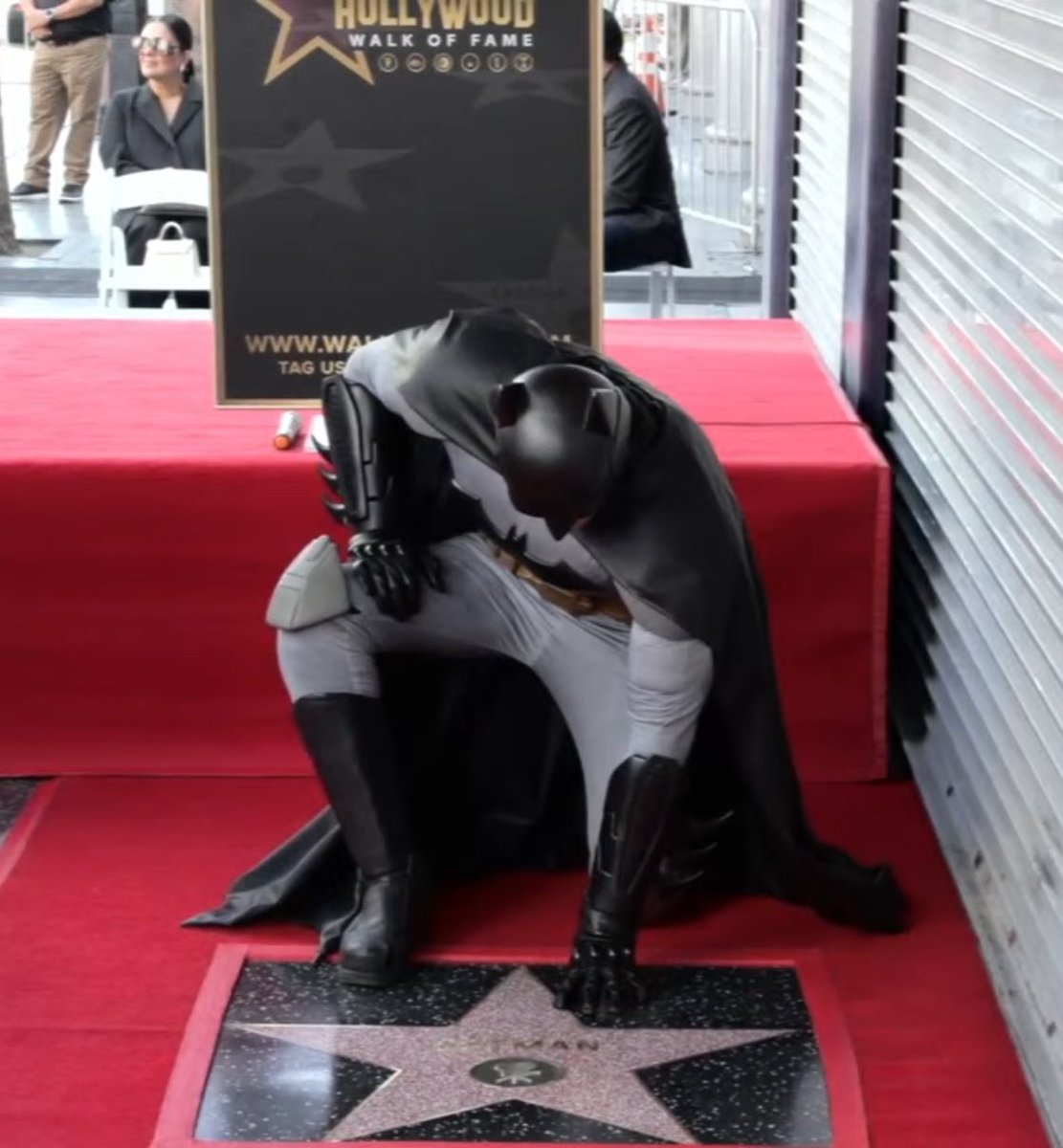 DiscussingFilm's tweet photo. Batman’s star on the Hollywood Walk of Fame has been unveiled. https://t.co/v9v7F6TVa4