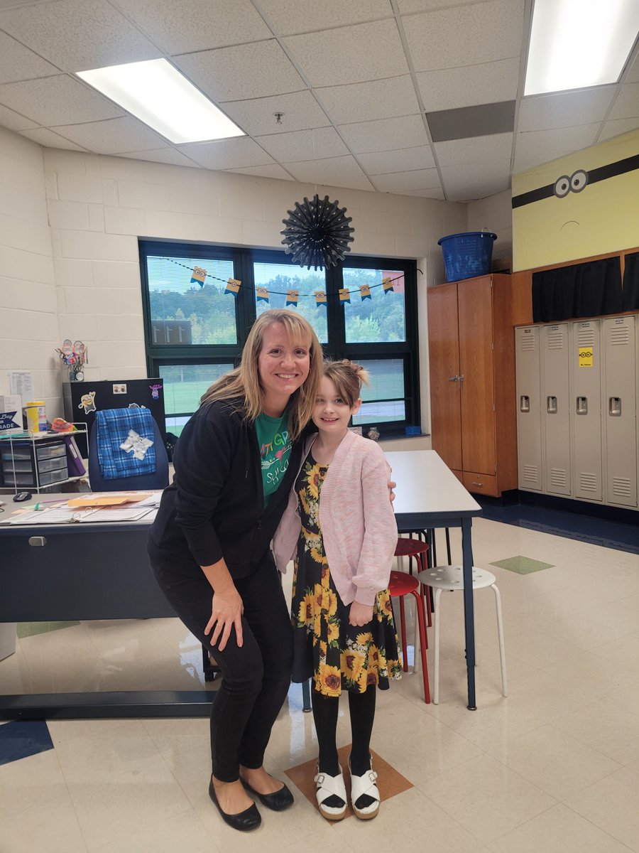 MidviewWest's tweet photo. Our students celebrated the trusted adults in their lives today! Many of them dressed up as their favorite West staff member 💙⚓️🩶 https://t.co/xcLbj0rHlZ