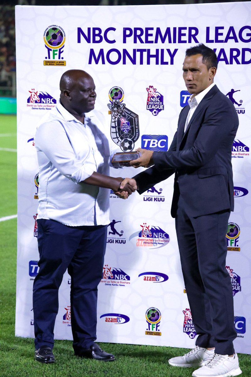 azamtvtz's tweet photo. #MzizimaDerby Kocha bora wq mwezi Agost ni Fadlu Davids wa Simba.... hapa anakabidhiwa tuzo yake kabla ya kuanza kwa dabi hii

HT: Azam 0-1 Simba (Ateba 15')

 LIVE #AzamSports1HD 

#NBCPremierLeague #NBCPL #LigiKuuYaNBC #SisiNiSoka #MzizimaDerby #AzamFC #SimbaSC #AzamSimba https://t.co/4EvoIADac2