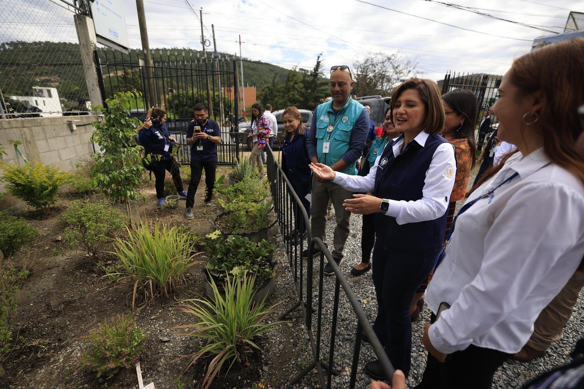 HeilenLope77968's tweet photo. En el #CAPMiR de #Huehue tuvimos el honor de recibir la vista de la presidenta en funciones @KarinHerreraVP acompañada por la secretaria ejecutiva de @secretariasvet y gobernadora departamental.
Huehue #CiudadSolidaria e inclusiva con las personas refugiadas y comunidades 🫶 https://t.co/J53GUEbEJQ