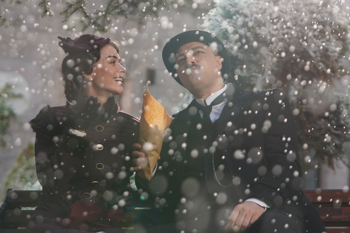 Bir Cumhuriyet Şarkısı’nın vizyon tarihi 25 Ekim. Güçlü oyuncu kadrosu, izleyen herkesi duygudan duyguya taşıyacak gerçek hikayesi, içinde geçtiği dönemi eşsiz bir dille anlatan, çekimleri ve kurgusuyla “Bir Cumhuriyet Şarkısı” Türk sinema tarihinde özel bir yere konumlanacak.