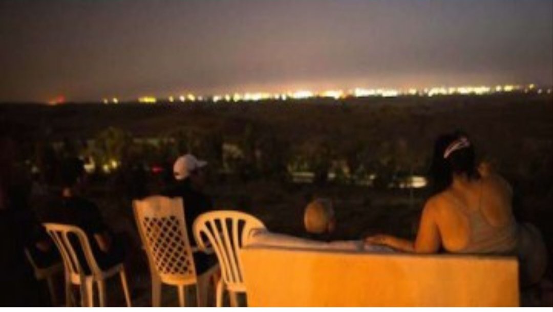 Luglio 2014, la popolazione di Gaza è sottoposta a 51 giorni di incessanti bombardamenti israeliani che causano la morte di 2.251 persone, tra cui 551 bambini.
L'11 luglio, Nikolaj Krak, un giovane giornalista danese, si trova su una collina sopra la città occupata di Sderot ed è