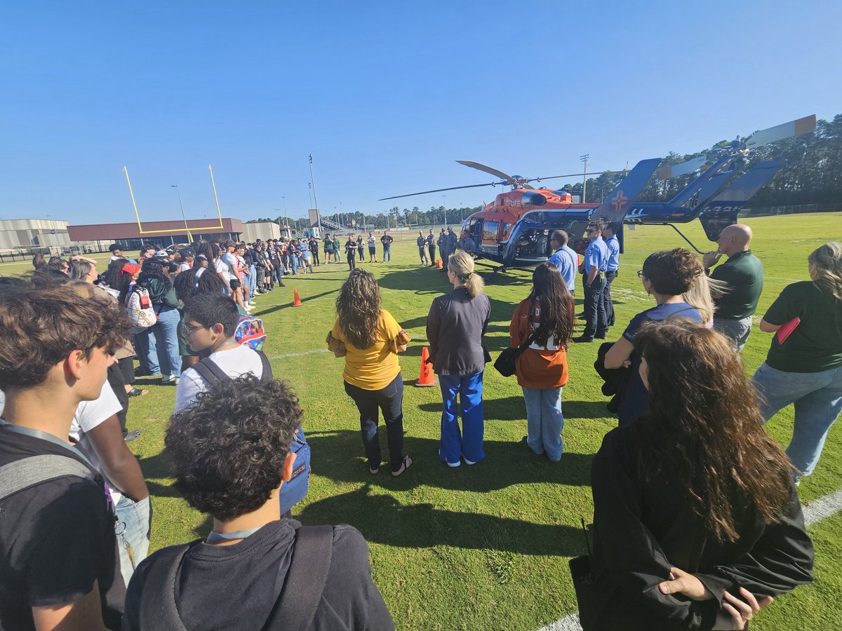 CTENCISD's tweet photo. 🟢🚁 West Fork High School Criminal Justice & Health Science students got to witness HCA AIRLIFE (Life Flight) land today & speak with medical emergency professionals about their careers! What a neat experience for our #CTE students! 🚁🟢
#NCISDconneCTEd #NCISD #HCA #AIRLIFE https://t.co/CPYWfj1aT0