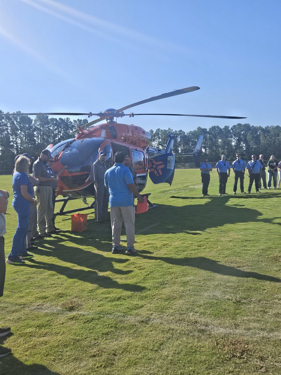 CTENCISD's tweet photo. 🟢🚁 West Fork High School Criminal Justice & Health Science students got to witness HCA AIRLIFE (Life Flight) land today & speak with medical emergency professionals about their careers! What a neat experience for our #CTE students! 🚁🟢
#NCISDconneCTEd #NCISD #HCA #AIRLIFE https://t.co/CPYWfj1aT0