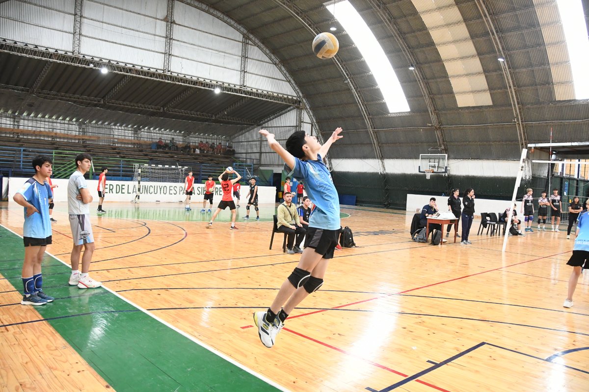 Mendoza define a sus representantes para los Juegos Nacionales Juveniles🇦🇷🏅

Los Juegos Sanmartinianos continúan a paso firme. Este jueves arrancó la final provincial en futsal, hockey 7, voleibol, handball playa y tenis, en femenino y masculino.

mendoza.gov.ar/prensa/mendoza…