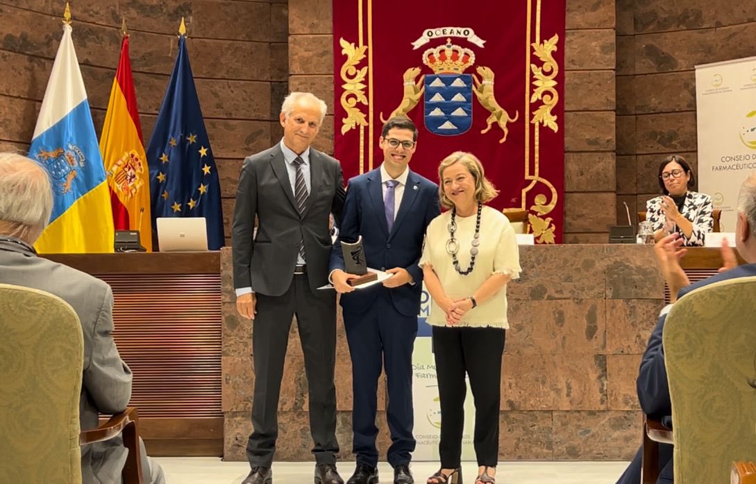 Eduardo Díaz Torres recibe el Premio a mejor Tesis Doctoral del curso 2023- 2024 
por su Tesis titulada "Aplicación de la impresión 3D en el desarrollo de nuevas formas de dosificación de uso pediátrico: diseño y control".