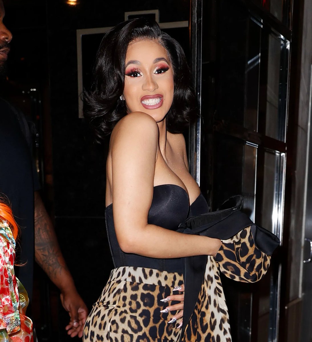 pac_shiloh's tweet photo. Colorism Chronicles: Evidence Of Light-Skinned Cardi B Calling Dark-Skinned People Roaches And Monkeys
#cardib #pgem #cardi #wap #meekmill #nbayoungboy #cardib #cardibchallenge #cardibup
https://t.co/NTfiRtui8b https://t.co/TkaMXDqCQl