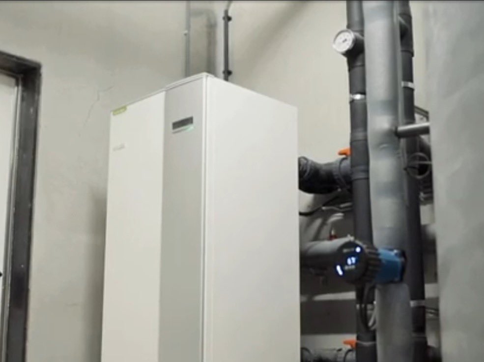 sabinegrobbink's tweet image. Onze #varkens 🐖leven #duurzaam♻️
Sinds gisteren 
✅ #accu #energie #opslag 🔋

✅ #zonnepanelen 🌞
✅ #warmtepomp 🛏️
✅ #warmtewisselaar 🔀
✅ #ledverlichting 💡
✅ #isolatie muur, dak, vloer 
✅ #voedselverspilling 🍽️ reststromen 
✅ #mestverwerking 💩
✅ #kringlooplandbouw ♻️