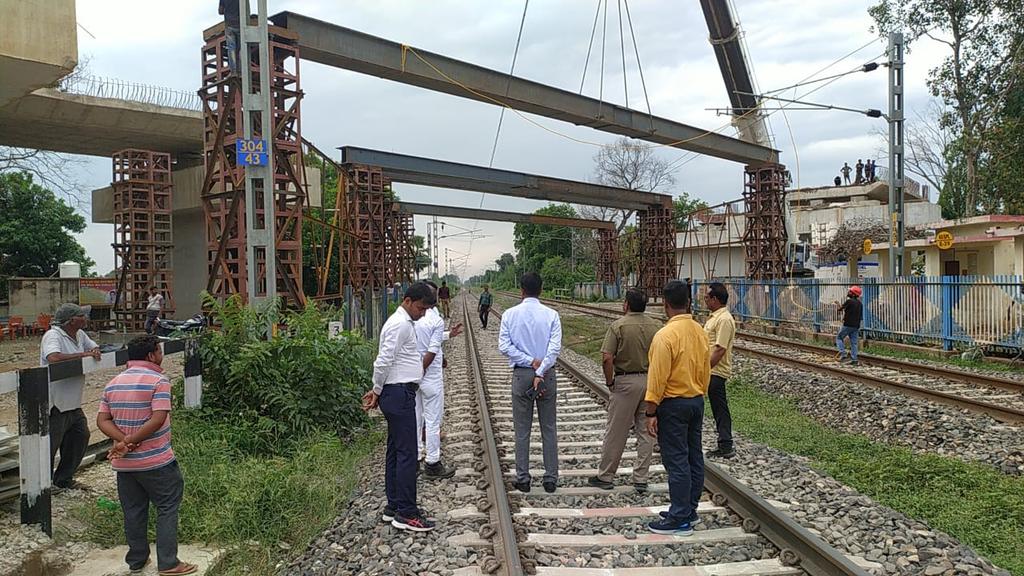 वाराणसी मंडल के समपार 60 C पर बनाये जा रहे रोड ओवर ब्रिज के क्रम में आज गर्डर लॉन्चिंग का कार्य निर्धारित ब्लॉक अवधि के पूर्व ही सफलता पूर्वक ही पूरा कर लिया गया है।
#NERInfraUpdates