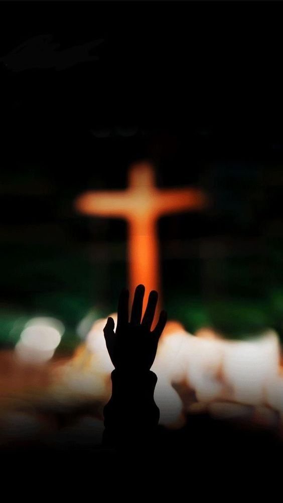 La cruz representa más que un simple símbolo. Es un recordatorio de sacrificio, amor incondicional y redención. En ella se encuentra el reflejo del perdón más puro y del valor de la fe
