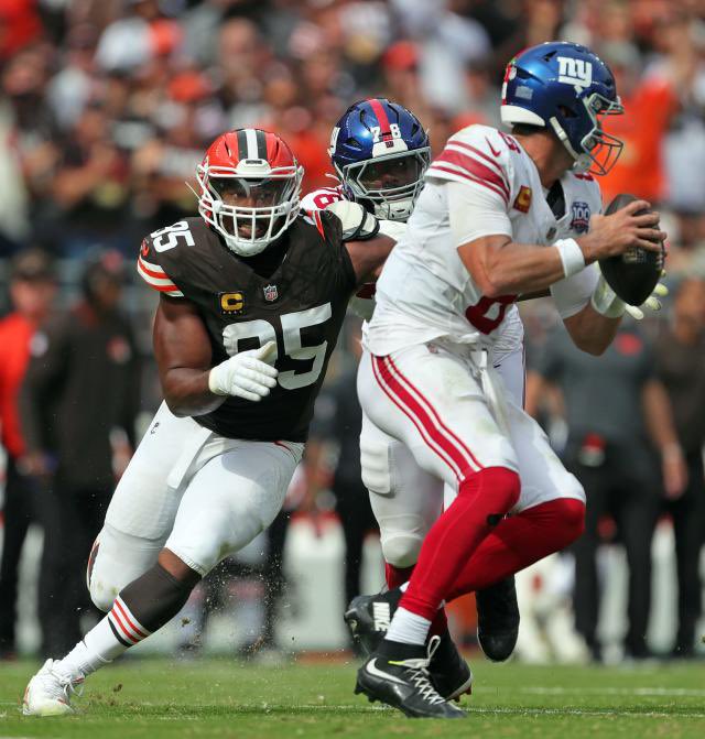 MLFootball's tweet photo. DAWG: #Browns DE Myles Garrett was asked if he can maybe use a week off to help his injuries heal.. 

“Maybe, that’s what the bye week is for” 

👿 https://t.co/oaeAjTjN9S