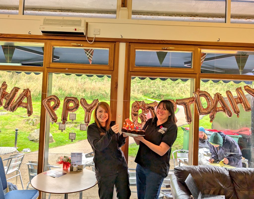 A huge happy joint birthday (birtdahy) to Lynda and Lauren today 🎂🎉