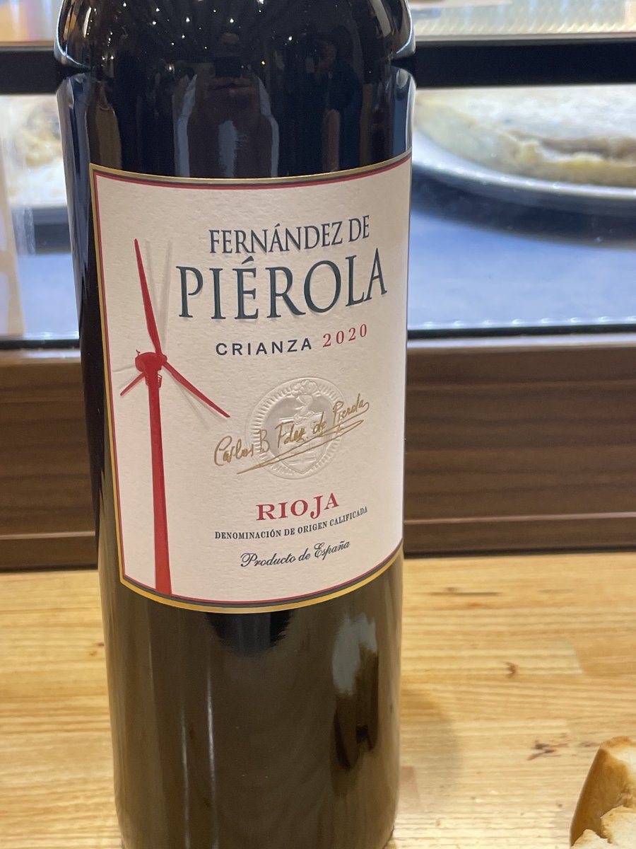 Es curioso que en la Rioja y en Navarra presuman de molinos hasta en el vino, y son de las comunidades menos desarrolladas de España😁😁 Si por ejemplo vas a ver Olite con su famoso castillo, el fondo de la foto todo molinos.
A que los iluminados no os habíais percatado. En fin…