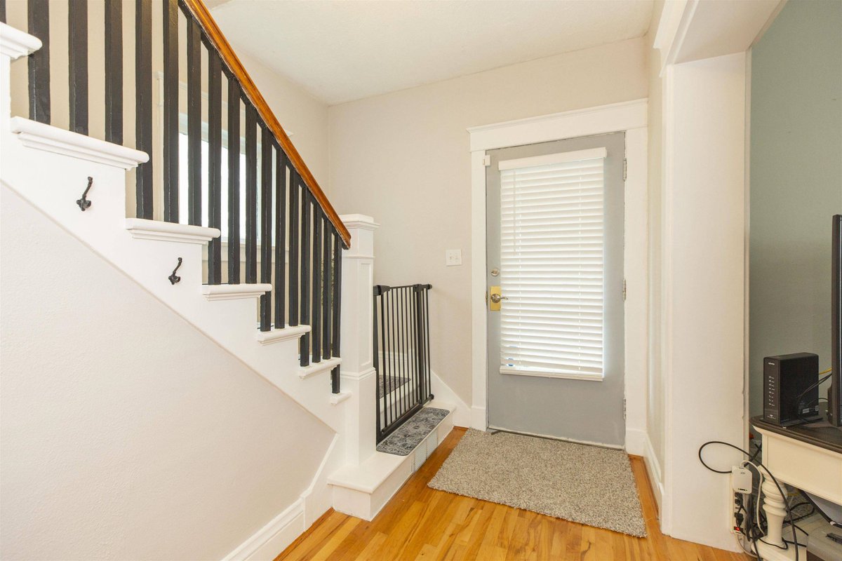 427 W Lawrence Street, Mishawaka, IN 46545 just hit the market!
Take a look at this awesome space: soldbynaumann.com/d8rbcx4k