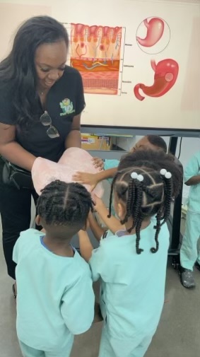 LittleSTEMMstrs's tweet image. 😂 Kids are brutally honest! Yesterday they told me I had a big stomach... but not my real body! 😅 We built a model of the stomach and talked all about bloating, digestion, and how our bodies break down food from bites to nutrients! 🍎

#STEMFun #PreKScience #ScienceForKids