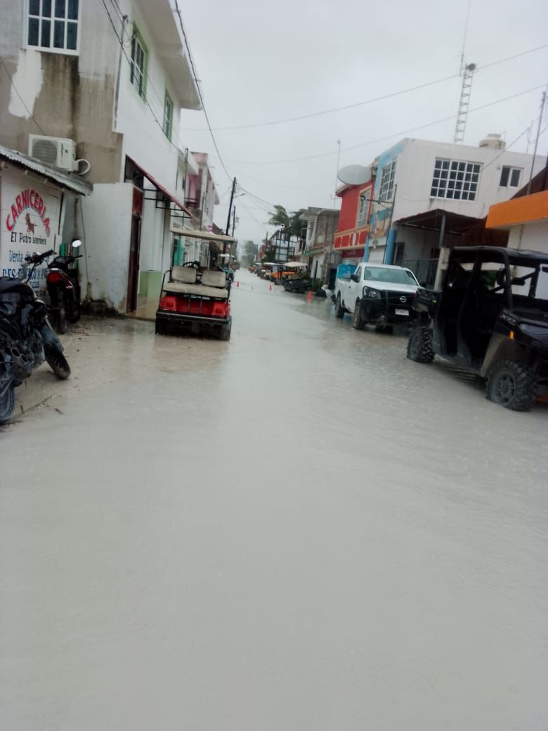 GermanMSantoyo's tweet photo. Tras el paso del #Huracán #Helene, la @conagua_mx movilizó a 7 elementos de la Brigada #PIAE para implementar operativos de bombeo y contrarrestar los niveles de inundaciónen en el municipio de Lázaro Cárdenas, isla Holbox, en #QuinatanaRoo https://t.co/zm4nt2wI17